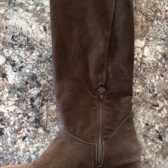 Brown faux suede type knee high low heel boots inside zipper - Picture 4 of 5